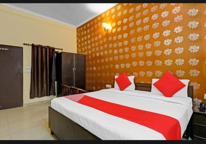 The Hotel Grace Place Inn Нью-Дели Экстерьер фото
